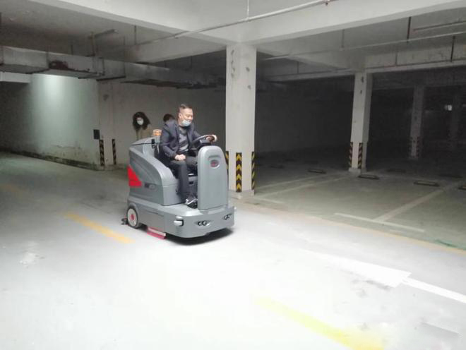 路氹城小区物业保洁不用人力改用驾驶式洗地机了